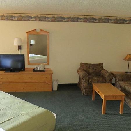 Cobblestone Hotel & Suites - Ladysmith Exterior photo