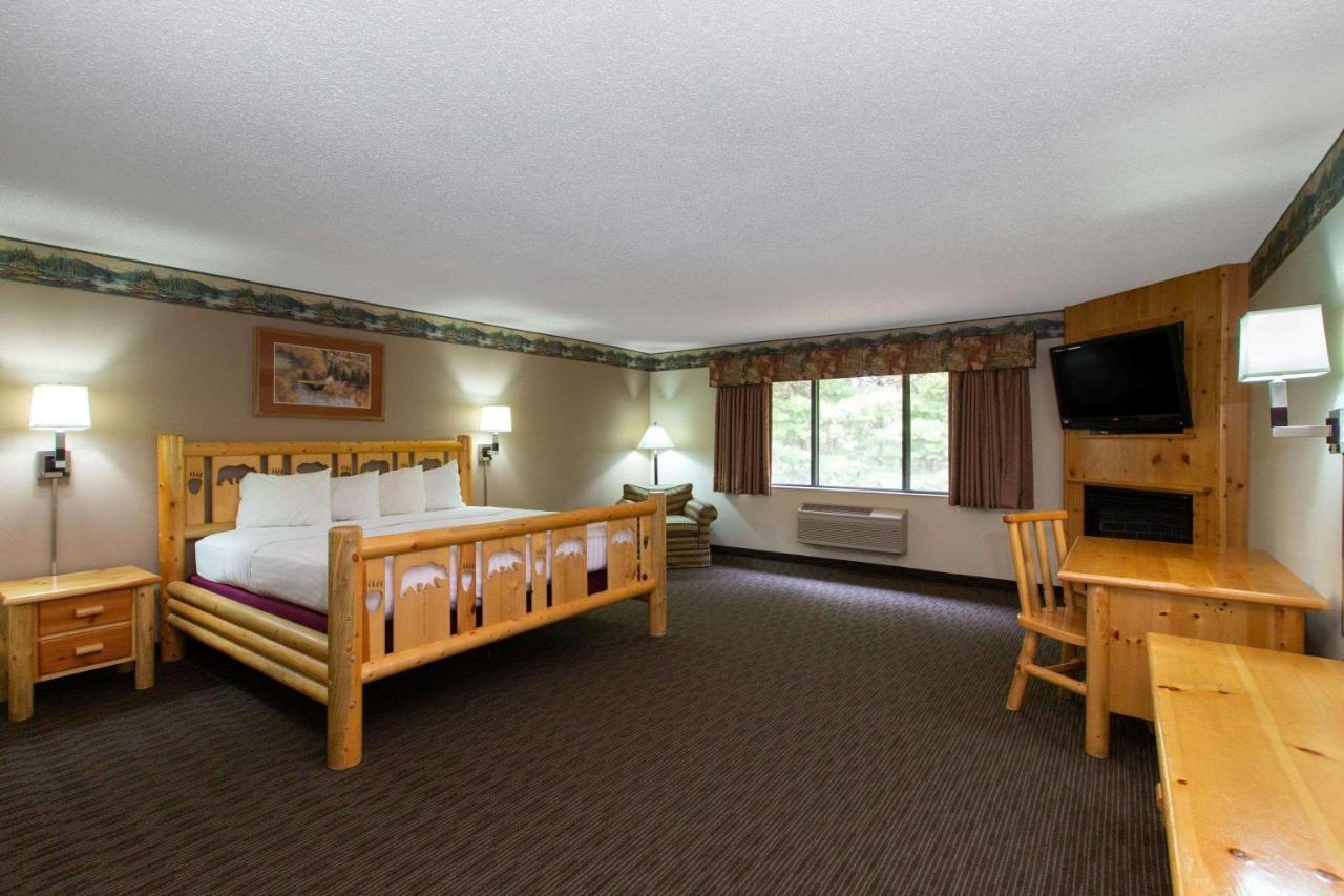 Cobblestone Hotel & Suites - Ladysmith Exterior photo