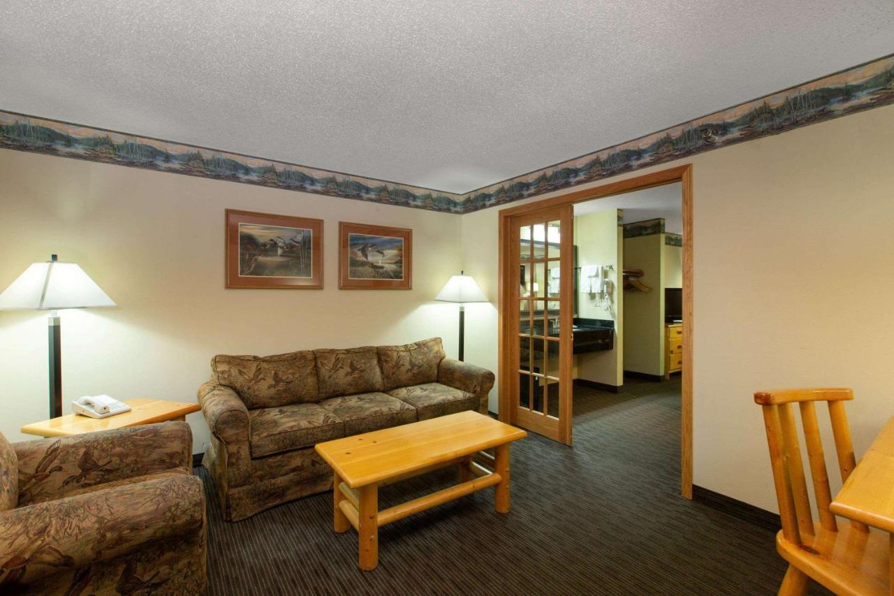 Cobblestone Hotel & Suites - Ladysmith Exterior photo
