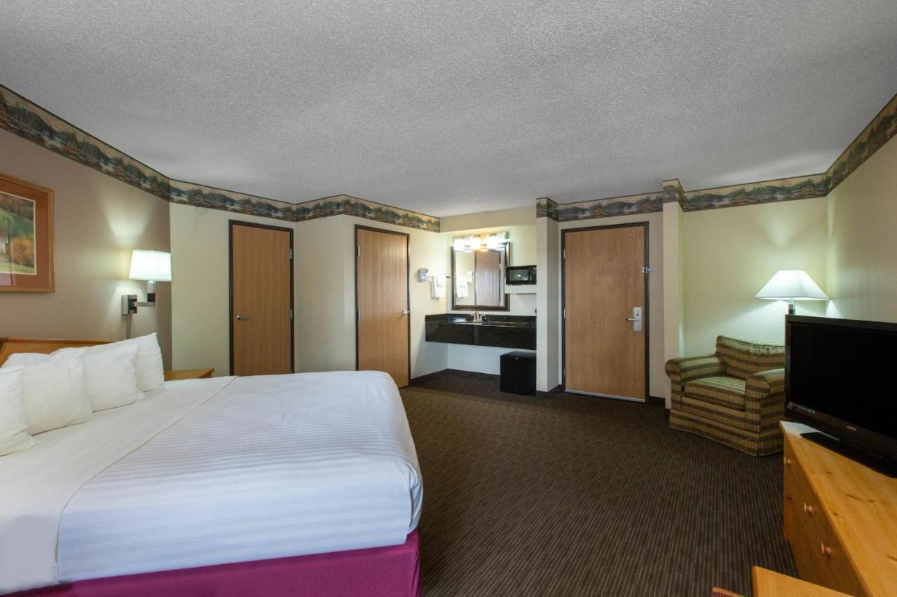 Cobblestone Hotel & Suites - Ladysmith Exterior photo