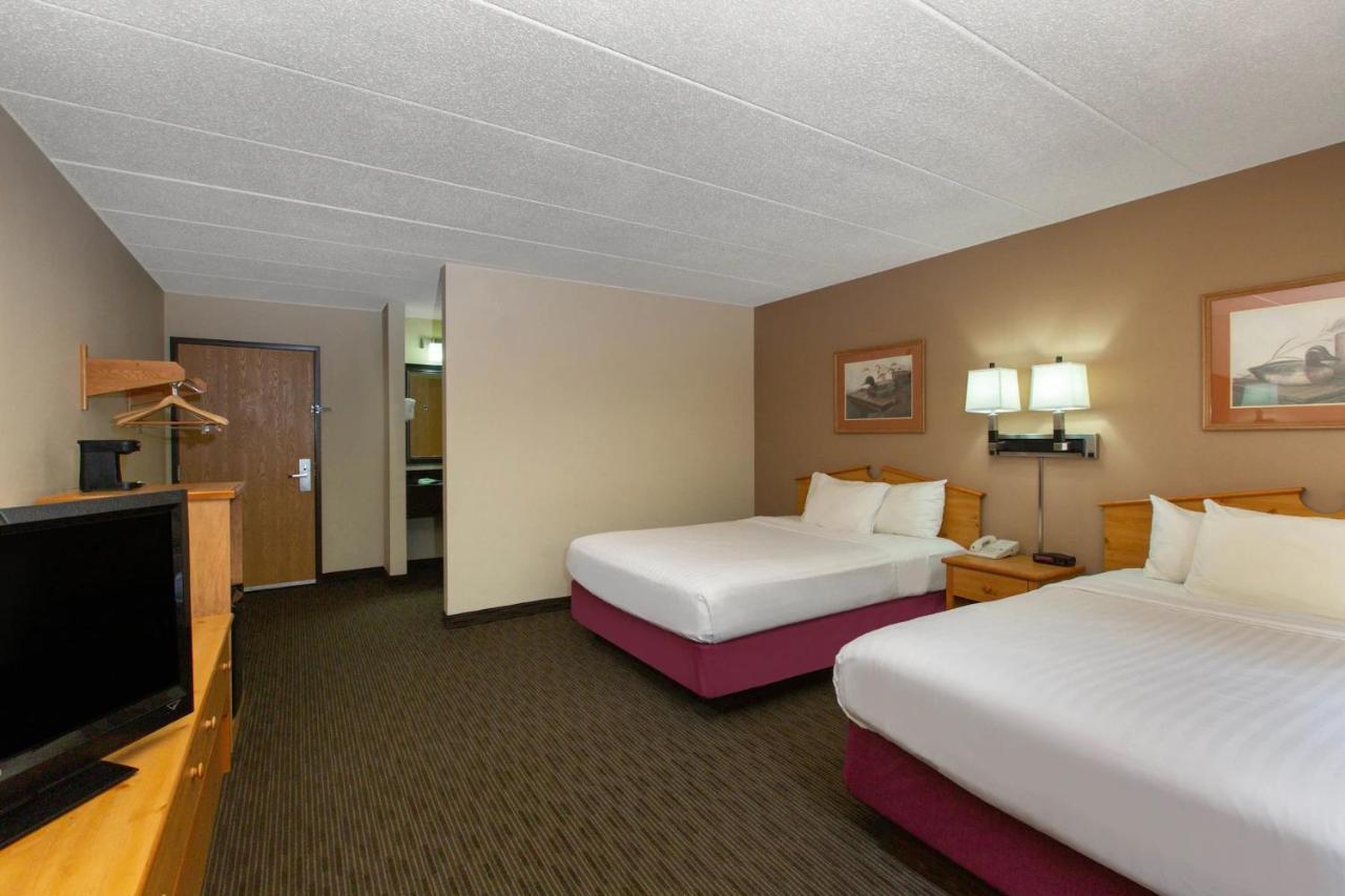 Cobblestone Hotel & Suites - Ladysmith Exterior photo