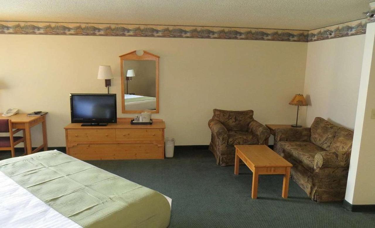 Cobblestone Hotel & Suites - Ladysmith Exterior photo